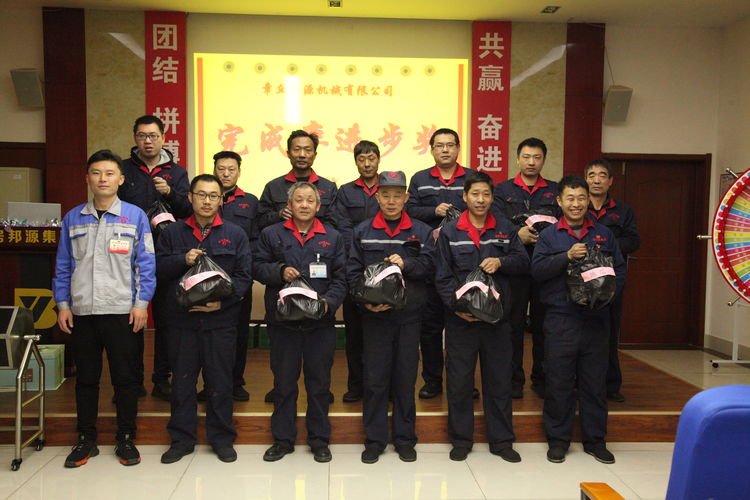 11月份取得優(yōu)異成績，由韓部長上臺(tái)頒獎(jiǎng)，并合影留念