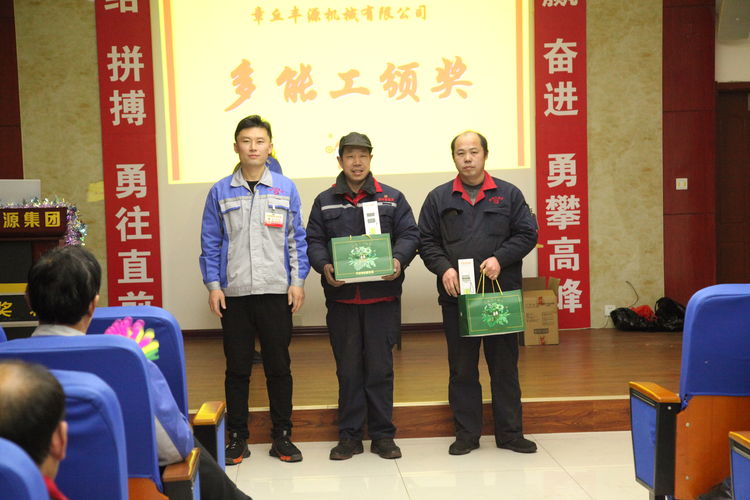 韓部長為獲得個(gè)人奉獻(xiàn)獎(jiǎng)的景元利和霍守民頒獎(jiǎng)并合影留念