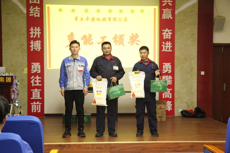 韓部長為獲得多能工優(yōu)秀個(gè)人獎(jiǎng)的李杰和高印昭頒獎(jiǎng)并合影留念