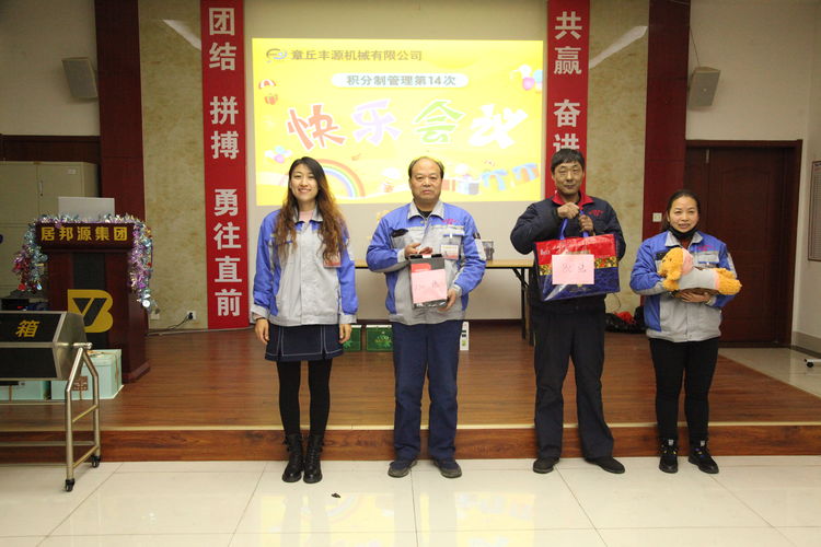 營銷部盧玉麗總監(jiān)為大家擔(dān)當(dāng)本次的拍賣師，現(xiàn)場高潮不斷。