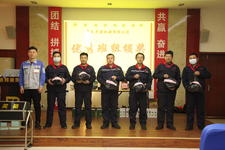 韓部長為獲得本次獎(jiǎng)項(xiàng)的員工頒獎(jiǎng)并合影留念